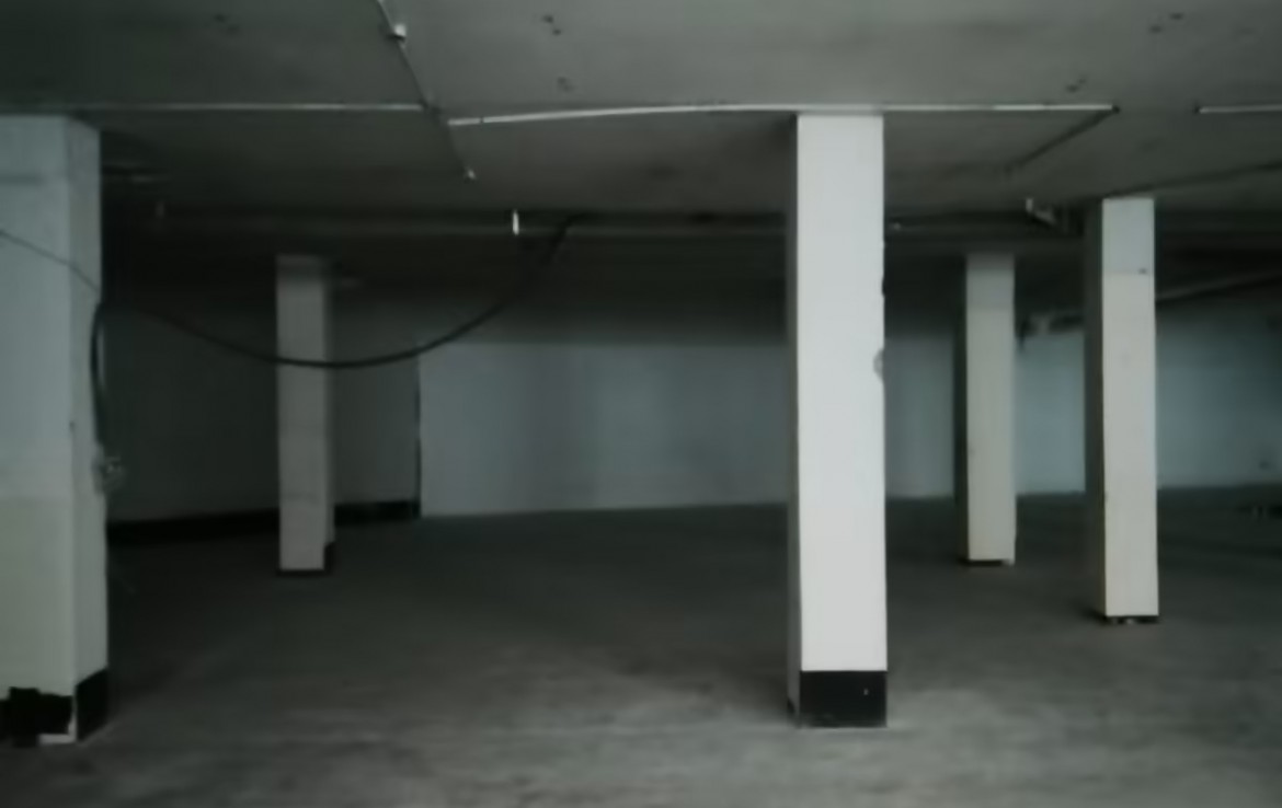 Garage blanco con columnas
