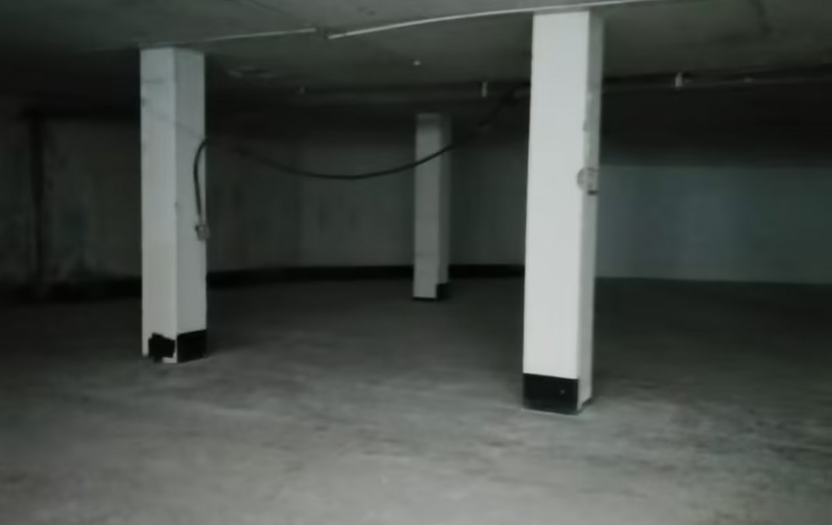 Garage con columnas blancas